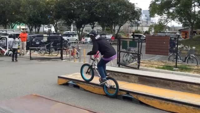 大池水杜のインスタグラム：「My old jibb session clip at Osaka Japan! これまた懐かしいシリーズ😭 今こーゆう乗り方してみたら、この時よりももう少しいい感じに乗れるのかな〜笑 @visavis_jp #タウン情報おかやま #ライト電業 #bigjohn #bluesakura #slopeshot #bmx #bmxgirl #bmxfreestyle #bmxwomen」