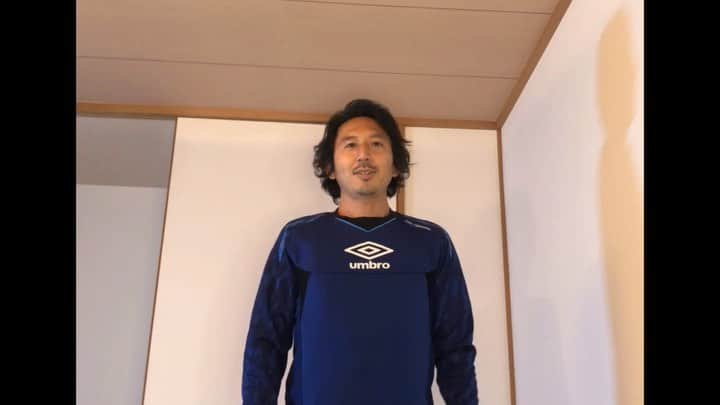 橋本英郎のインスタグラム：「【おうち簡単トレーニング】DAY9 本日はランジスクワット！  ハードなトレーニングになりますので、膝や腰など痛みが出やすい方は深く下さずやってみて下さい。 ． ポイントは、 ・膝とつま先は同じ方向、真っ直ぐ（左右にブレない） ・膝はつま先より前に出ない深さで ・勢いで激しくやらず1回ずつ丁寧に ・おりる時も「ドン」っとおりない。  回数は左右5回ずつの10回。  余裕があれば、左右10回ずつの20回。  それを3セット 10×3  無理せず、ゆっくり、ゆったりチャレンジしてみてね。 ． いいおうち時間をお過ごし下さい。 ． ． ．  #おうちでトレーニング  #簡単トレーニング  #fc今治  #橋本英郎  #umbro  #2週間  #毎日トレーニング  #家トレ  #いまできること」