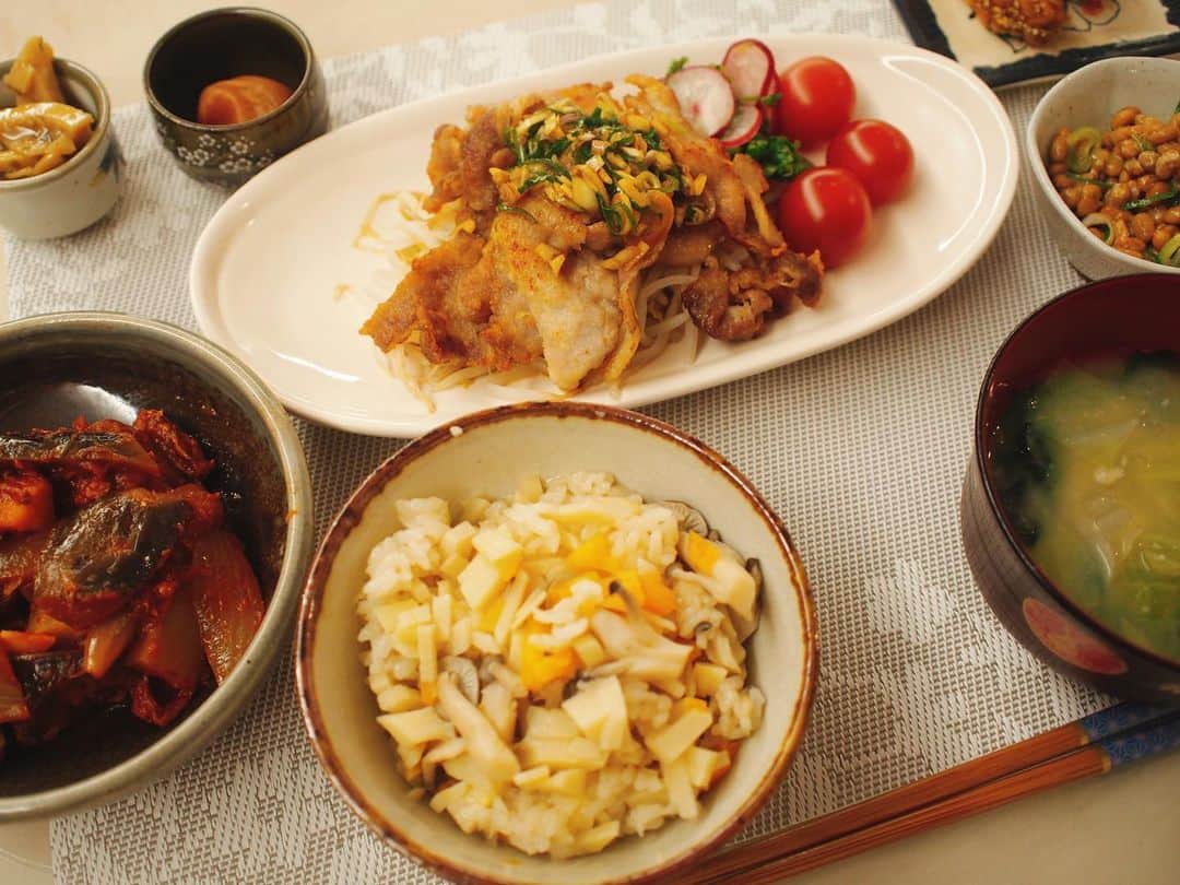 宇佐美蘭のインスタグラム：「夜ご飯は豚肉の香味ダレ。香味ダレに茗荷を入れてみたら美味しかった🙆‍♀️﻿ 筍をたくさん頂いたので、筍としめじの炊き込みご飯と佃煮にしました☺️🍚﻿ 手羽中炒めも作ったけど、子どもたちに全部食べられた😳﻿ .﻿ ご馳走様でした♪﻿ #夜ご飯#手作りご飯#豚肉の香味ダレ＃筍#筍ご飯」