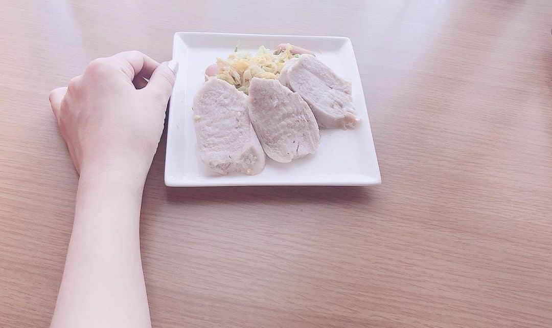 ゆりあさんのインスタグラム写真 - (ゆりあInstagram)「. . . . 鶏肉だーっ🐔 . . . . #鶏肉 #鶏胸肉 #茹でただけ #닭고기 #삶 #검소 #다이어트 #저녁식사 #배고파 #하얗다 #잘먹겠습니다 #먹스타그램 #운명 #今日はキングの日 #綺麗は作れる #努力は必ず報われる . . . . 最近みんながおすすめの 韓国ドラマ教えてくれるから 嬉しいっっ(*´ｪ｀*) . . .」5月8日 20時33分 - yuria_life