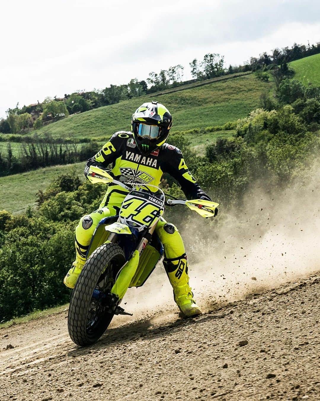 バレンティーノ・ロッシのインスタグラム：「Finally we are back on bikes😍 Training at the MotoRanch with @vr46ridersacademyofficial 📸 @camilss」