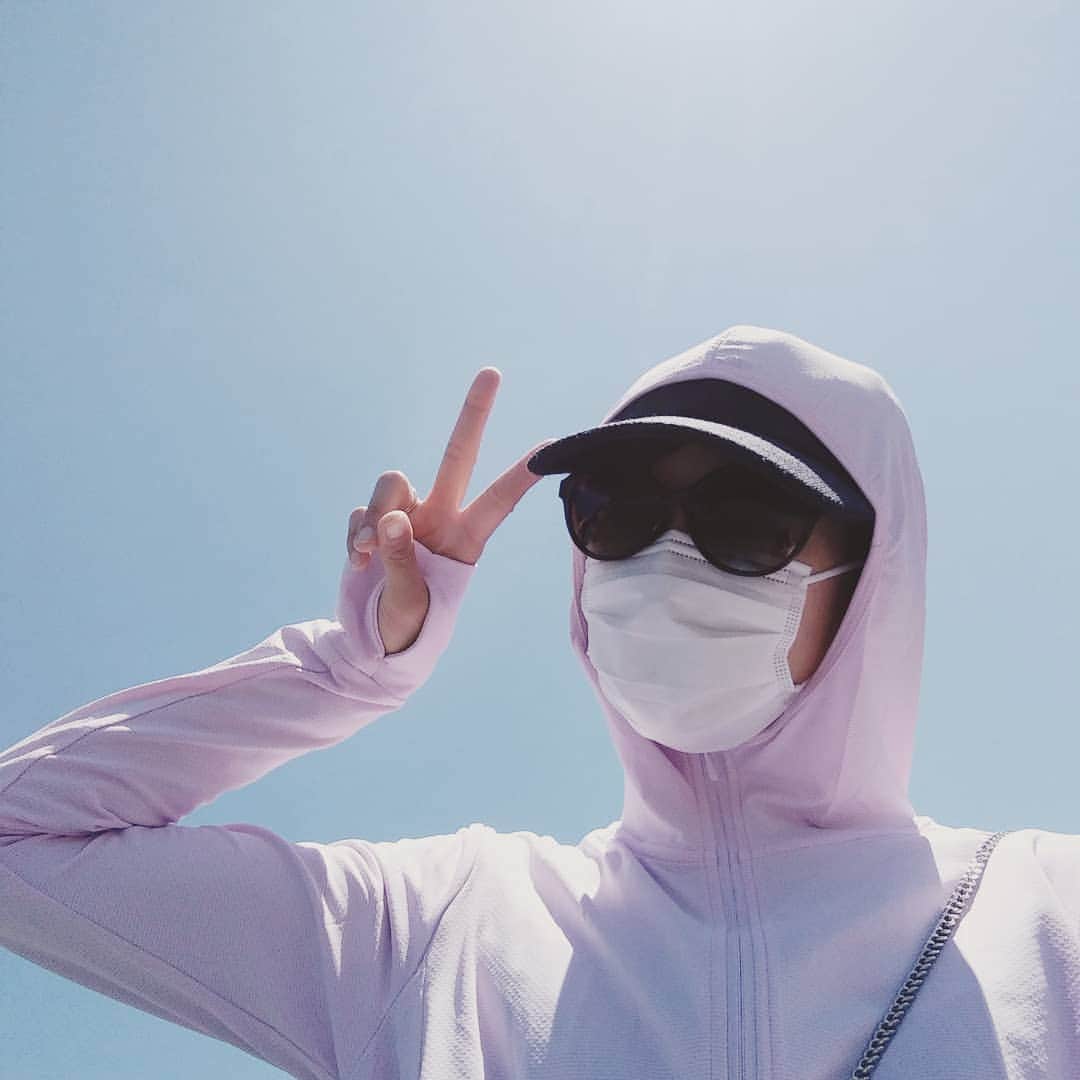 三枝亜紀のインスタグラム：「. . 日差しが強くなり、私の格好もヤバくなる（笑） . . 日焼け対策をして、汚れても良い格好で！全力で！（人の少ない公園で短時間！）遊ぶのがたのしいっ！ . . 娘とリンクコーデでね(^_-)-☆ . . #stayathome」