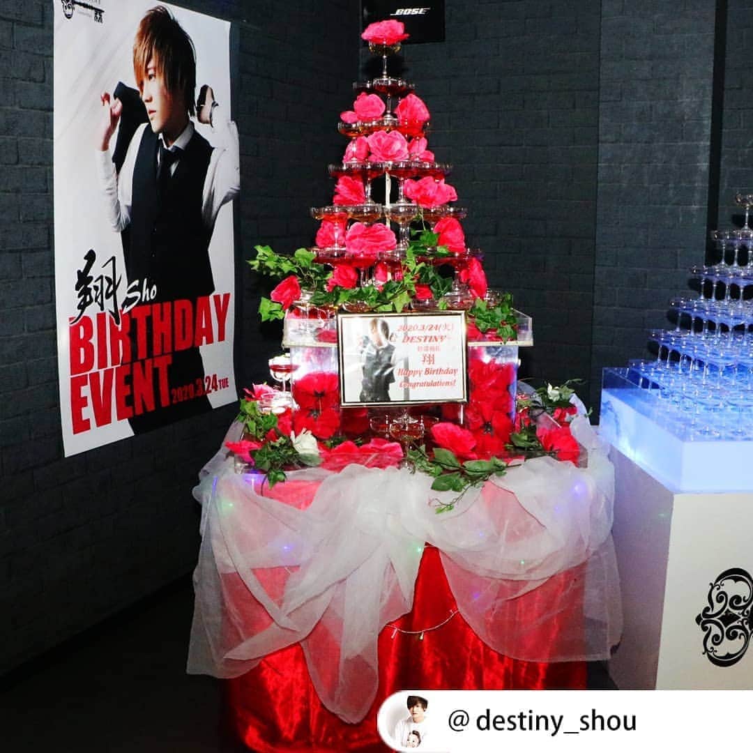 ホス キンのインスタグラム：「. 🍾ホストクラブのイベントシーン🍾 今回は『DESTINY』に在籍の翔さんです!! . 🎉HAPPYBIRTHDAY🎉 . 笑顔が素敵😄翔さんの🎂BDイベントです!! . 真っ赤なバラ🌹に包まれた  素敵なシャンパンタワー🍾に  真っ赤なオリシャン🍾を注いでいく楽しそうな翔さん🎵  笑顔😄が最高です🎶 . 翔さんお誕生日おめでとうございます🎊 . 翔さんのインスタはこちら💁‍♂ @Destiny_shou . お店のインスタはこちら🏘 @Destiny_since2016 . @hoskininfo . #ホスキン #DESTINY . #ホスト #ホストクラブ #イベント #水商売 #クラブ #イケメン #男前 # #お酒 #シャンパン #シャンパンタワー #バースデーケーキ #インスタ映え #ドンペリ #テキーラ . #大阪 #大阪ミナミ #ミナミ #心斎橋 #道頓堀 #宗右衛門町 #難波 #なんば . #hoskin #osaka #hostclub #followme」