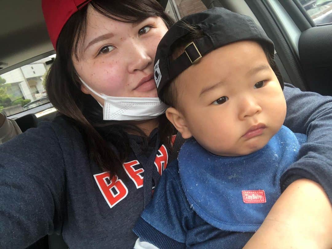 のインスタグラム：「毎日起きたら甥っ子が居ます❤️今までそんな生活した事なかったから毎日一緒に居れるのが嬉しい🥰どんどん思い出が増えていきます🥰人が飲んでるものや、食べ物見たらすぐちょうだいって🤪ついついあげたくなりますけど、私みたいに太っちゃうとね🤭笑 あげたいけど、我慢してます🤣欲しくて泣いてきたら手がつけられないですが😂お母さんの偉大さを知りました😅毎日明るく元気に頑張りましょう🤩  #甥っ子のいる生活  #鈴木麻綾 #おばばか #母は偉大 #感謝」