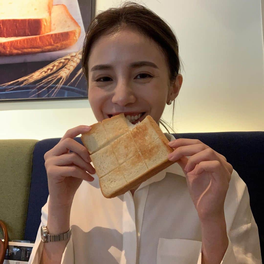 チャン・チュンニンのインスタグラム：「看我笑的如此燦爛就知道有多好吃☺️ 一早去就看到滿滿人潮 大家人手一袋 很高興自己早去 有看到果醬的本尊 不然聽說中午後再去到現場  是看不到果醬的 這次吃了開心果、榛果、覆盆子 心中的第一名是覆盆子 酸甜滋味配上法國鹽奶油 搭配在一起完美結合 不過老實說 ....... 我覺得其實單吃就很好吃了！ 是會回彈的吐司  #日本超人氣生吐司品牌 #嵜sakimotobakery  @shokupan_sakimoto_tw」