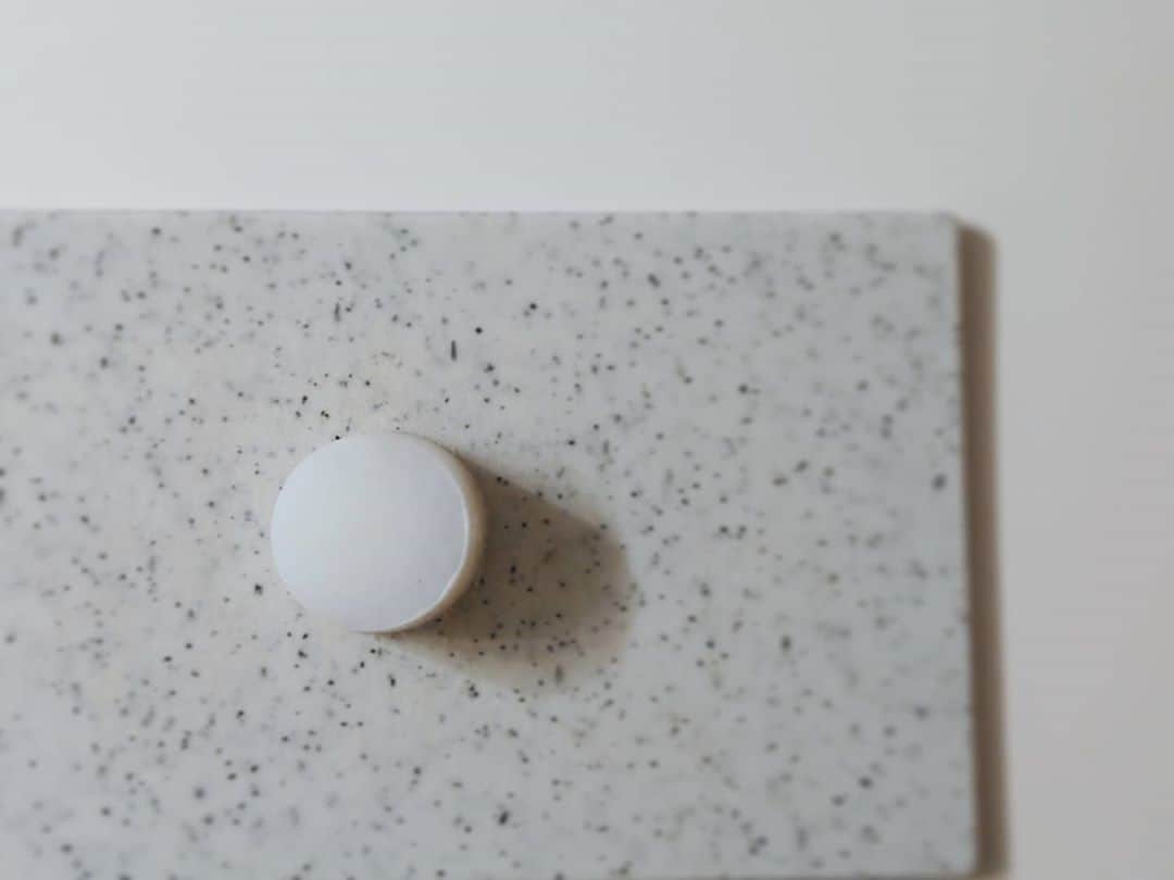 のインスタグラム：「Made a Simple soap🧼No palm oil. シンプルな石鹸の出来上がりー。 パーム油不使用。　 自由研究たのしいな！ #makingsoaps #石鹸作り #aromatherapy  #アロマテラピー」