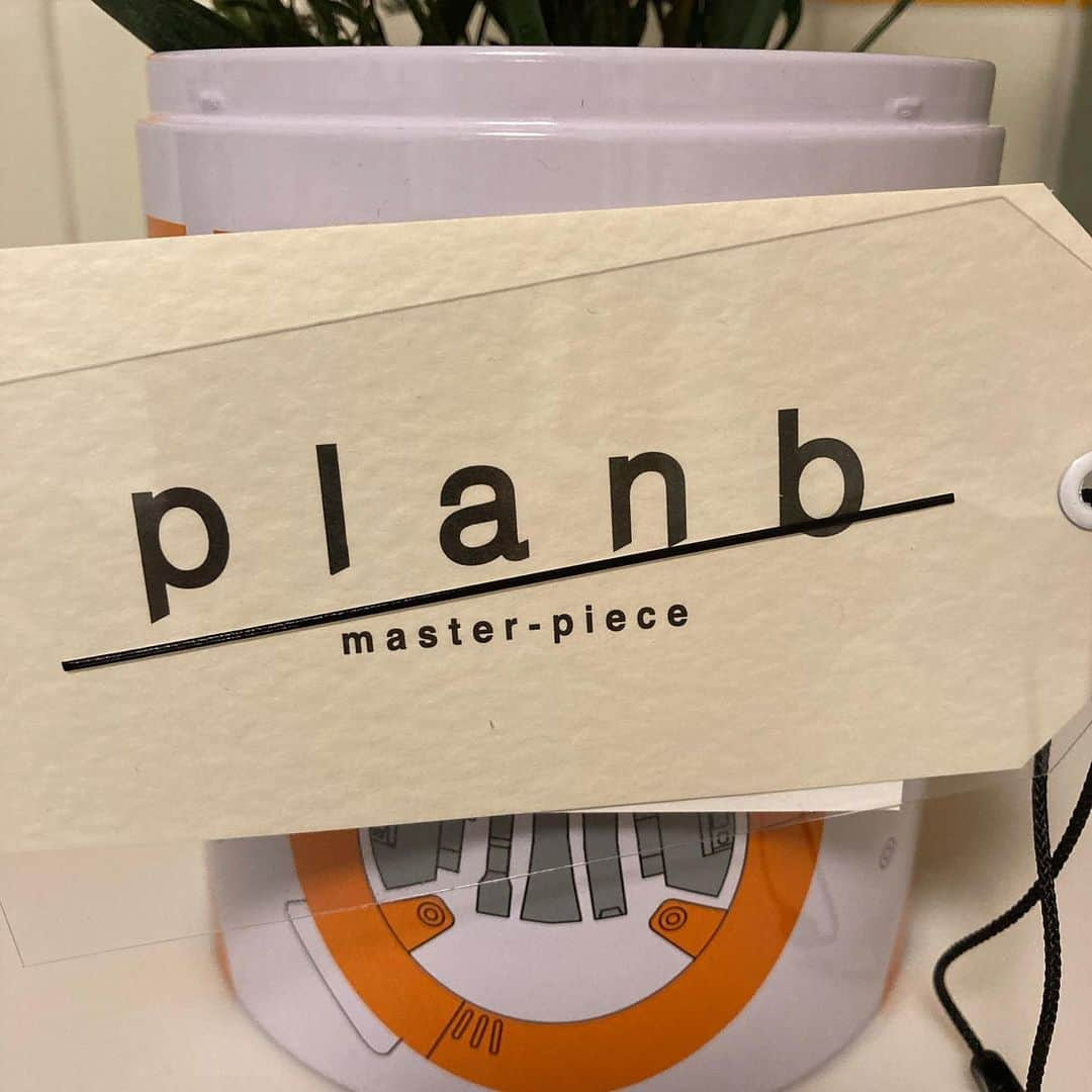 中島ヒロトさんのインスタグラム写真 - (中島ヒロトInstagram)「お花、いいね。  マスターピースの“planb（プランビー）”のクルーがお花を送ってくれました。 お花、いいね。買うことないし。おうち時間がより明るくなる。 花瓶ないから、普段お菓子入れにしてる（笑）BB-8に。 フルヤくん、planbクルー、感謝です。  #mspc #masterpieceplanb  #StayAtHome #workdaysbecameplaydays  #staycreativestayplayful」5月8日 20時40分 - djhirotonakajima