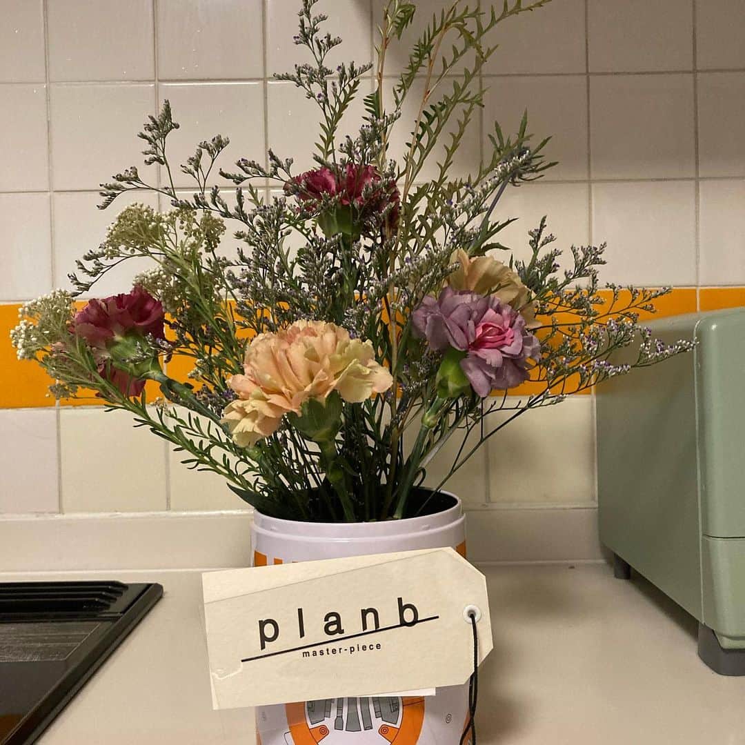 中島ヒロトのインスタグラム：「お花、いいね。  マスターピースの“planb（プランビー）”のクルーがお花を送ってくれました。 お花、いいね。買うことないし。おうち時間がより明るくなる。 花瓶ないから、普段お菓子入れにしてる（笑）BB-8に。 フルヤくん、planbクルー、感謝です。  #mspc #masterpieceplanb  #StayAtHome #workdaysbecameplaydays  #staycreativestayplayful」