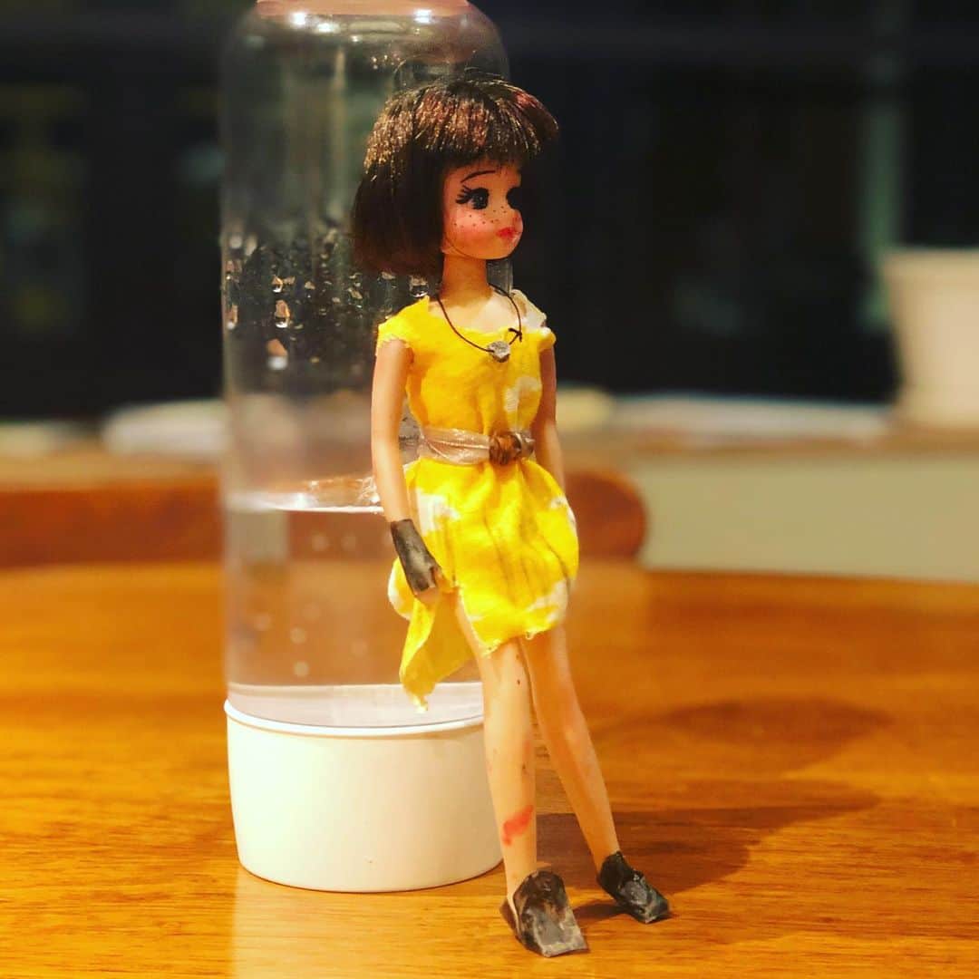 ひうらさとるのインスタグラム：「娘作リカちゃんコスチューム。そばかすとかアイラインも入れたそうです。 親バカ的にはベルトとネックレスがなかなか良いなー  #リカちゃん  #リカちゃんリメイク服  #小学生2020 #stayhome」