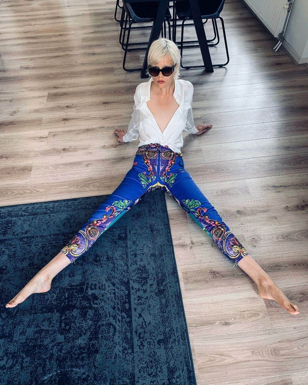 マリヤン・ジョンクマンのインスタグラム：「VERSACE ON THE FLOOR #VeryVersace 🔥❤️」