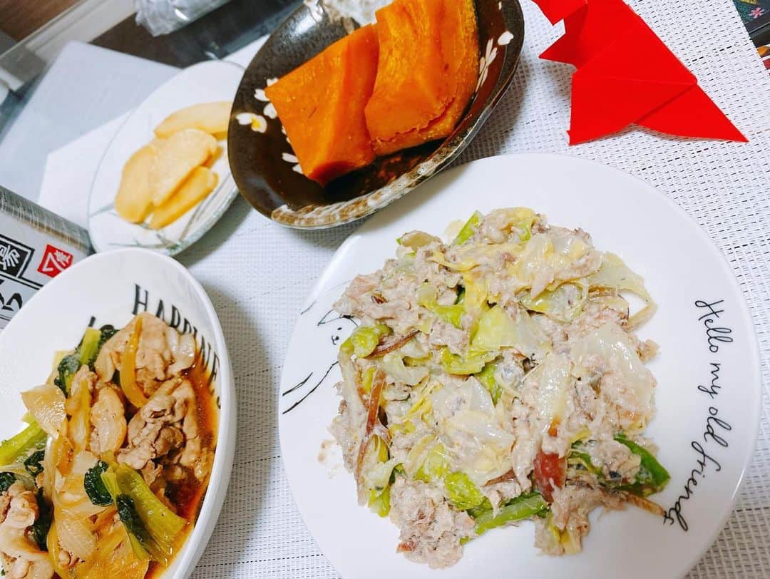 小川麻琴さんのインスタグラム写真 - (小川麻琴Instagram)「またまた南瓜の煮物を作りました🎃💕連日かぼちゃ、、笑 それと、サバ缶とキャベツとミョウガのサラダも作ったのだけどね、これかなり美味しく出来たのよー😳✨ 後は、昨日の残りの豚肉と小松菜の炒め物と漬け物🙏💕 #自炊  #南瓜の煮物  #サバ缶で #キャベツとミョウガのサラダ  #豚肉と小松菜の炒め物  #お漬け物  #ご馳走様でした」5月8日 20時57分 - 1029_makoto