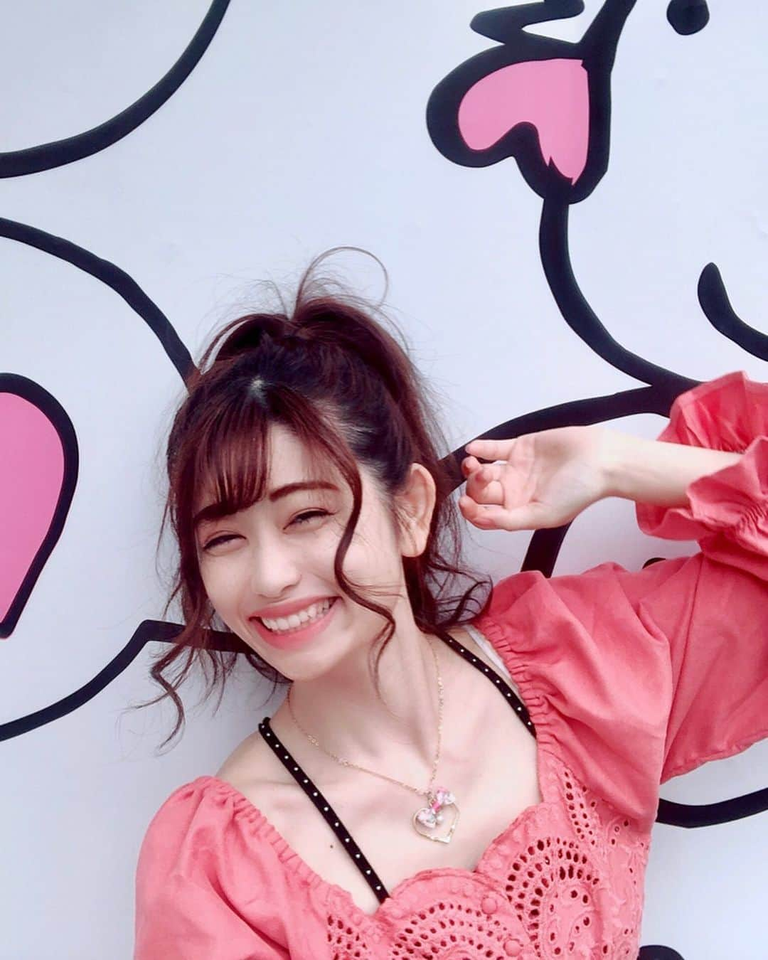 高橋里彩子さんのインスタグラム写真 - (高橋里彩子Instagram)「コロナでちょっとでも、﻿ 気持ちがしょげそうになったら﻿ 見てほしい笑顔集😂💓💓﻿ ﻿ ﻿ ほんとうにありがたいことに﻿ DMとかで、 笑顔みたいっ﻿ 見てると元気出るって言ってもらえて﻿ ほんとに嬉しい☺💗💗﻿ ﻿ ﻿ 緊急事態宣言が、伸びちゃって﻿ 仕事とか色々大変だけど﻿ 頑張って乗り越えようと思う！！﻿ ﻿ 前を向いて今やれるべきことをやって、﻿ 仕事が来たときにちゃんと出来るように﻿ 準備しよう♥️🙌🏻﻿ ﻿ ﻿ ﻿ ﻿ ﻿ ﻿ ﻿ #おうち時間 #happy #instagood #コロナに負けるな #youtuber #幸せ #소통해요 #お父さん #家族愛 #幸せな家族 #팔로우 #오오티디 #幸せ #love #前向き #fun #smile #lol #楽しい #ありがとう #笑顔﻿ ﻿」5月8日 20時49分 - konkonwanwan