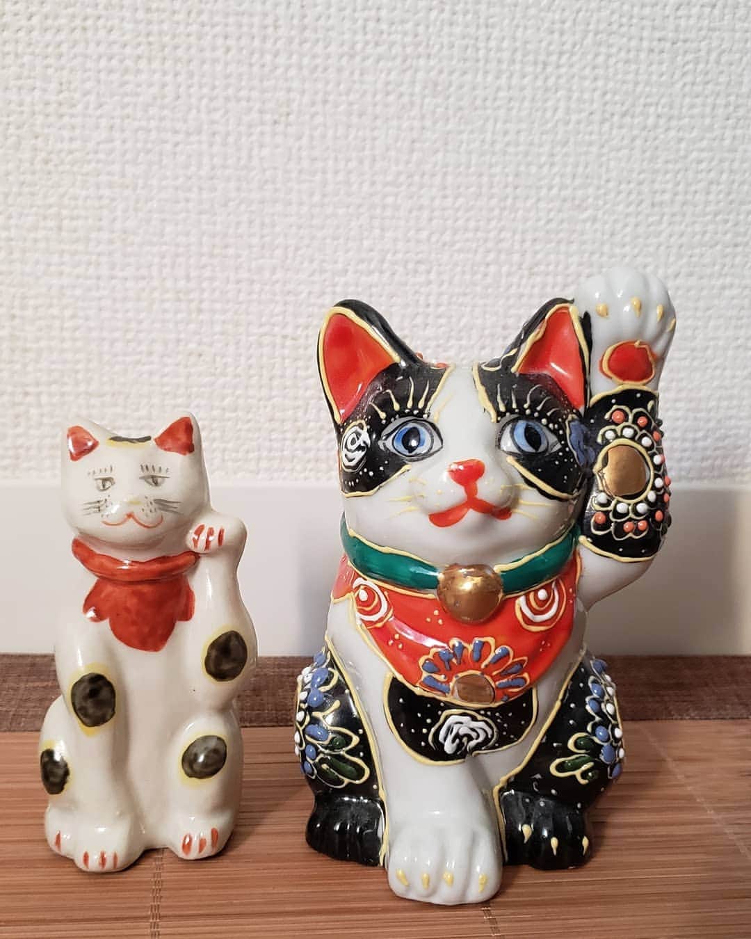 梅田陽子さんのインスタグラム写真 - (梅田陽子Instagram)「一番右にいる猫さん🐱我が家の子に🤩 既に我が家にいる九谷焼の猫さん(写真二枚目)と並べてみました。  #猫#ねこ#ぬこ#まねき猫#猫好き#陶器好き#うつわ#うつわ好き#食器好き#鈴木しのぶ さんの作品#もくもくいし#mokumokuishi #cat #beckoningcat #luckycat #japan #アナウンサー#キャスター#梅田陽子#犬も好き」5月8日 20時50分 - yokoumeda