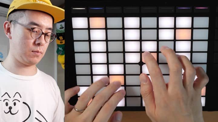 瀬戸弘司のインスタグラム：「先日、Ableton公式Twitterアカウントに投稿されたPUSHの演奏動画をInstagramにもアップしておきます。  Fly Me to the Moonを64パッドで演奏しました。  最近はピアノのように右手メロディ、左手伴奏のスタイルを練習しています。  新たな演奏スタイルを試すようになったきっかけはフィンガードラムでした。  Maschine mk3でフィンガードラムをする時に、以前は右手でキック・スネア・ハイハットを全部叩いていたのですが、いろんな人の演奏動画を見て、スタイルを変えたのです。  今は左手でキック・スネア、右手でハイハットを叩いています。  左右で役割を分けることで、左手のリズム、右手のリズムの２つを独立してコントロールできるようになり、これがなんだかすごく楽しいんですね。  右手と左手のリズムが絡み合う動作というのは本能的に嬉しいものなのかもしれません。  この発見を64パッドの演奏にも活かすようになったのが、動画にあるようなピアノ的パッド奏法です。  ピアノの練習がどうしてもイヤでたどり着いたパッド奏法。  もちろんピアノの上手い人にはぜんぜん敵いませんが、頑張ればジャズスタンダードのテーマくらいは弾けるようになります。  今後もパッド演奏の練習を続けていきます！  #abletonpush2 #ableton」