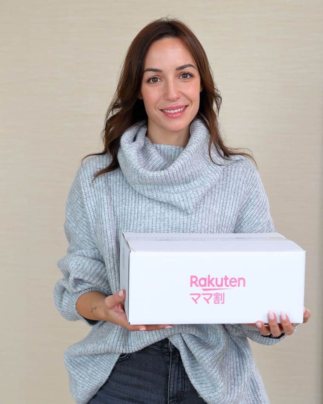 のインスタグラム：「Muy contenta de haber podido compartir mi experiencia en Mama’s life. Muchas gracias por las muestras @rakuten_official 🥰⁣ ⁣ 日本での生活について話しをする機会を頂きとても嬉しいです。また、@rakuten_officialから楽天ママ割のサンプルボックスを特別に頂きました。大切に使います！🥰⁣ ⁣ #楽天ママ割 #楽天」
