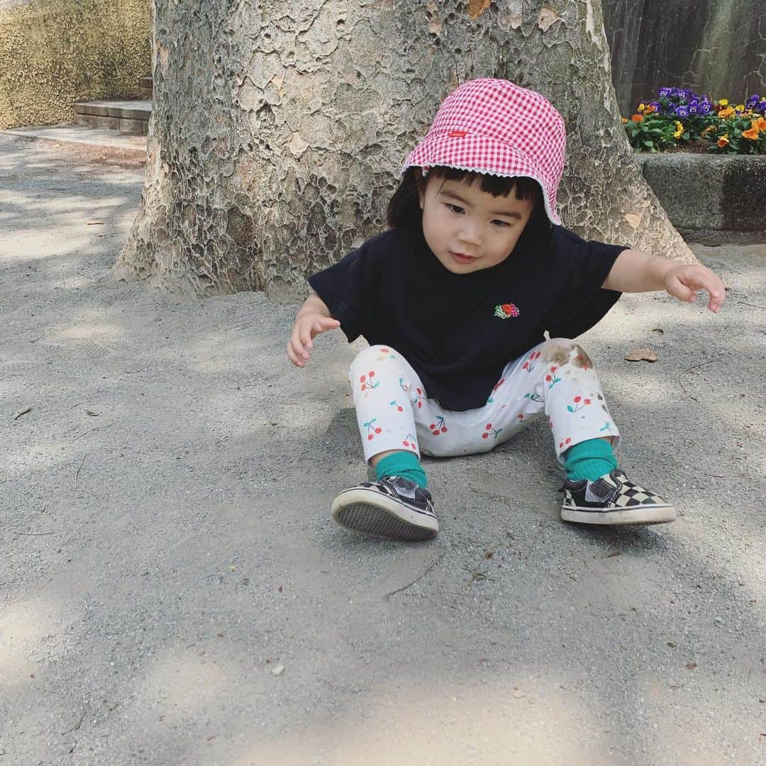 小松美緒のインスタグラム：「相変わらずすごいぐちゃぐちゃな　 コーディネートさせちゃったな、、 って思ったら　 意外におんなじ色味が混ざり合っててラッキーだったよ、な日🌷  #お花の水やりが好きだよ　 #もうすぐ2歳　 #娘との時間」