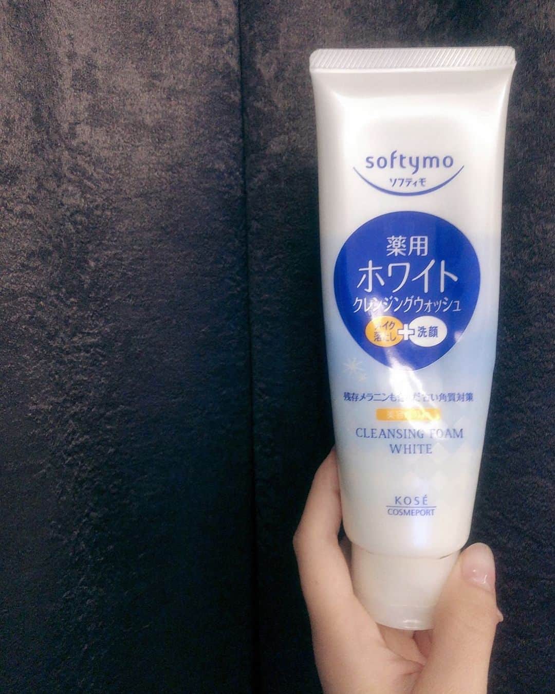 ダレノガレ明美（美容アカウント）のインスタグラム：「クレンジングのウォッシュタイプのお気に入りは… クレンジングジェル （ホワイト）を使ってます。 使用期間たぶん…１０年以上使ってるんじゃないかな？ すみません…昔から使ってるイメージ？ 本当にコスパが良いし メイク・毛穴の汚れ・古い角質を取り去って透明感のある肌に洗い上げてくれるの長年愛用していました🥺 メイク落とし＋洗顔 二刀流でつかえるので楽ちん✨ 私は　@shuuemura  のオイルの後に たまに使ってます！ 長い時間化粧をした日は二重で使ってます！ そして、夜保湿のためにワセリンを塗った日の朝はこちらで洗顔してます！ 日焼け止めしか塗らなかった日もこちら1本で洗顔してます！ 是非参考に✨」