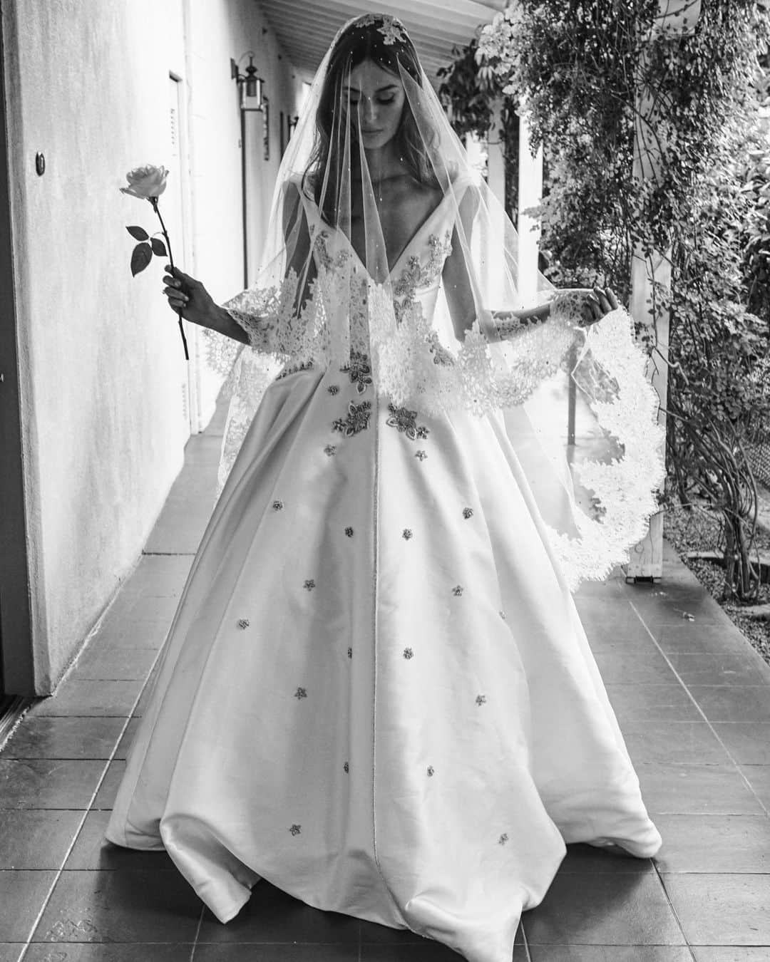 ニコール・トルンフィオのインスタグラム：「👰🏻 on my way to walk down the aisle...... in my dream dress. I went with 1 single rose, with the thorns and the leaves still on it, a non traditional choice, but I needed to follow my heart (have you ever seen anyone choose 1 flower instead of a bouquet?) everyone was trying to convince me to take the large bouquet that had been made for me, but I felt like the single rose, was unexpected, undone, imperfect, raw and multilayered, effortless, and had more meaning and symbolism to me than a made up bouquet which felt contrived........ the single rose also felt more “Italian” @dolcegabbana vibes 🥀  it gave me “La Dolce Vita” vibes, all I needed was a 🌶 to put in my garter 😂. #italiangirl at heart #bride #weddingdress #wedding」