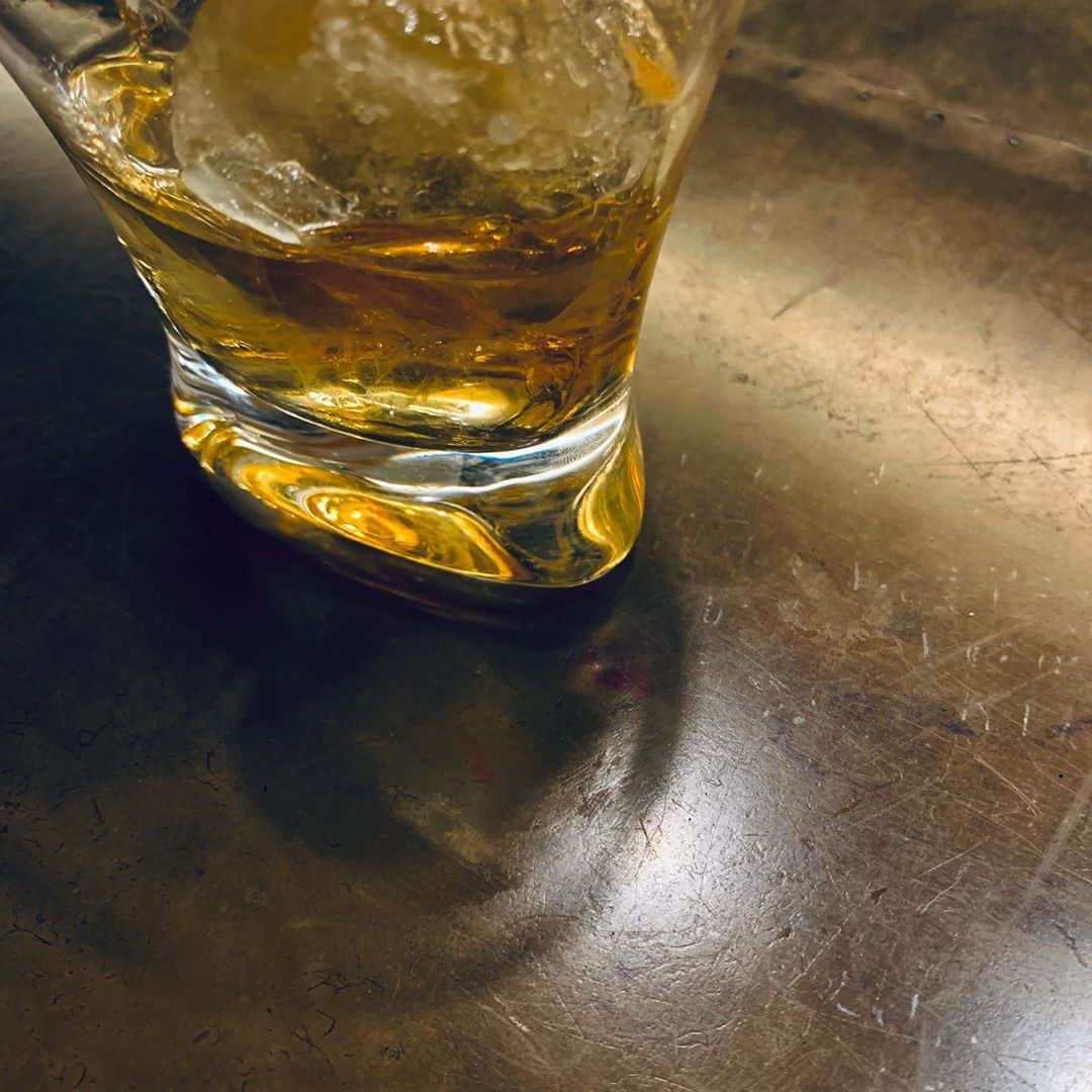 大草直子さんのインスタグラム写真 - (大草直子Instagram)「久しぶりにお酒を飲んだ金曜日。夫は今まで会った中で、私は一番面白い人、だと言う。一番面白いって、褒めているのかな。可愛いとかほっとけない、とかではなく（笑）。でも、わかるな。久しぶりに美味しいお酒を飲んだよ。みなさま、素晴らしい週末を！ @amarc_official  #AMARCでは #インスタライブで質問があった #スクラブについて #お答えしています #いつもありがとうね」5月8日 20時59分 - naokookusa