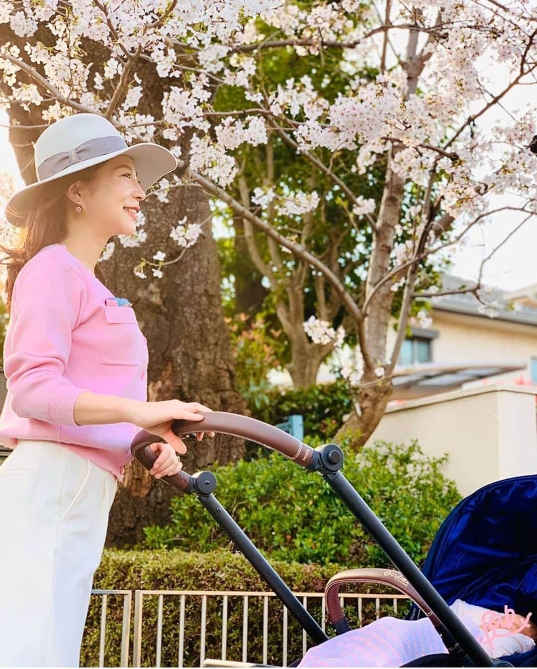 ボルサリーノさんのインスタグラム写真 - (ボルサリーノInstagram)「Such an elegant and joyful #Borsalino vision of Motherhood in spring pastels. Discover more on www.borsalino.com ⁠ ⁠ #Repost @saori_miyoshi⁠ #BorsalinoWorld #iorestoacasa #StayHome #Strawhats #Panamahats #SS20 #mothersday #mothersdaygift #maydays #springpastels #iconicstyle #mothers #motherslove #classicisbest #perfectgift」5月8日 21時00分 - borsalino_world