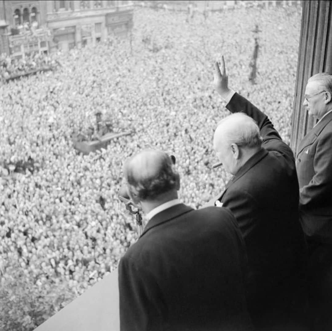 セオ・ウォルコットさんのインスタグラム写真 - (セオ・ウォルコットInstagram)「75 years ago today Winston Churchill declared Victory in Europe. Let’s celebrate and remember those who gave so much for our freedom. #veday75 🇬🇧✌🏽」5月8日 21時02分 - theowalcott