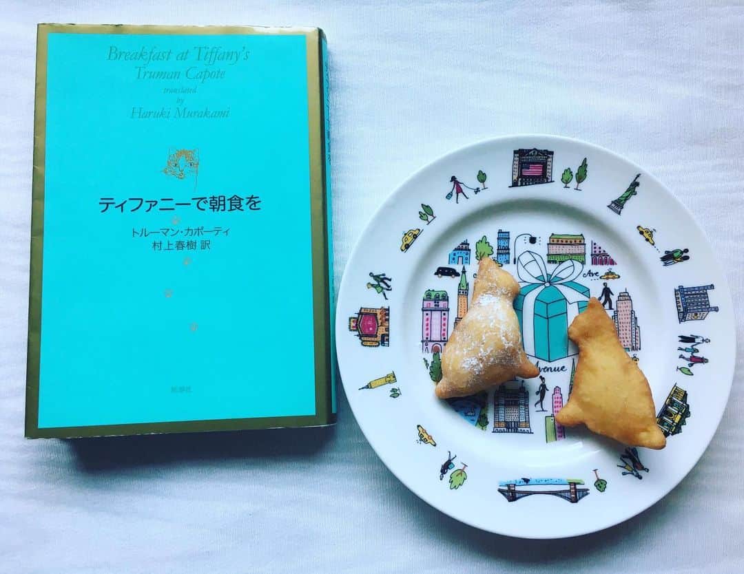 小橋めぐみのインスタグラム：「「自分といろんなものごとがひとつになれる場所をみつけたとわかるまで、私はなんにも所有したくないの。そういう場所がどこにあるのか、今のところまだわからない。でもそれがどんなところだかはちゃんとわかっている」 💄💄💄 カポーティーの「ティファニーで朝食を」を再読。 映画も大好きだけれど、映画とは違うラストが切ない中にも温もりがあって好き。 ホリーが大事な手紙を読む前に、きちんとメイクを直すところも見習いたい。 訳者の村上春樹さんのあとがきも良くて、表紙もティファニーブルーで…好きが詰まっている。 名もなき猫も、主要キャスト。 💄💄💄 #ティファニーで朝食を #トルーマンカポーティ #村上春樹」