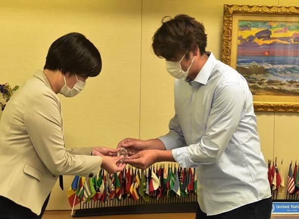 巻誠一郎さんのインスタグラム写真 - (巻誠一郎Instagram)「5月10日が母の日という事もあり、今回、熊本県内病院の医療従事者の皆様及び熊本市役所の皆様の女性の方々へ日頃の感謝の意を込めてハーバリウムを2400個ほど、送らせていただきました。  今、コロナウィルスの影響により日々精神、肉体共にギリギリの状況の中、御尽力いただいてる医療従事者の皆様、市民の相談や不安、中には不平不満をも受け止めていただいている役所の職員さんへ対して何か感謝の想いを伝える事が出来ないかと思い、今回は微力ながらNPO法人ユアアクションとして行動を起こさせていただきました。  皆さんと少しお話する機会をいただき、医療従事者や市の職員の皆さんにもそれぞれにご家族がいらっしゃり、様々な不安を抱えながらも必死に最前線で頑張ってるとの事でした。  ハーバリウムは障害を持った皆さんが1つ1つ心を込めて作ってくださりました。 ハーバリウムの中には薔薇など数十種類のドライフラワーが入っています。  皆さんには、ハーバリウムを見てひと時でも心にゆとりを持つきっかけにしていただけたらと思います。  そんな最前線で頑張られてる皆さんの為に僕らが出来る事は、出来るだけコロナウィルスに感染しない様に各々が対策を取る事だと思います。  改めて沢山の方々の踏ん張りにより、僕達の生活は支えられているんだと感じ、感謝の気持ちでいっぱいになりました。  #コロナウィルスが早く終息しますように #医療従事者に感謝 #医療従事者にエールを #医療従事者のみなさんへ敬意を表します #役所のみなさまありがとうございます #日々プレッシャーとの闘い #母の日 #ハーバリウム #ユアアクション #巻誠一郎」5月8日 21時10分 - makiseiichiro9