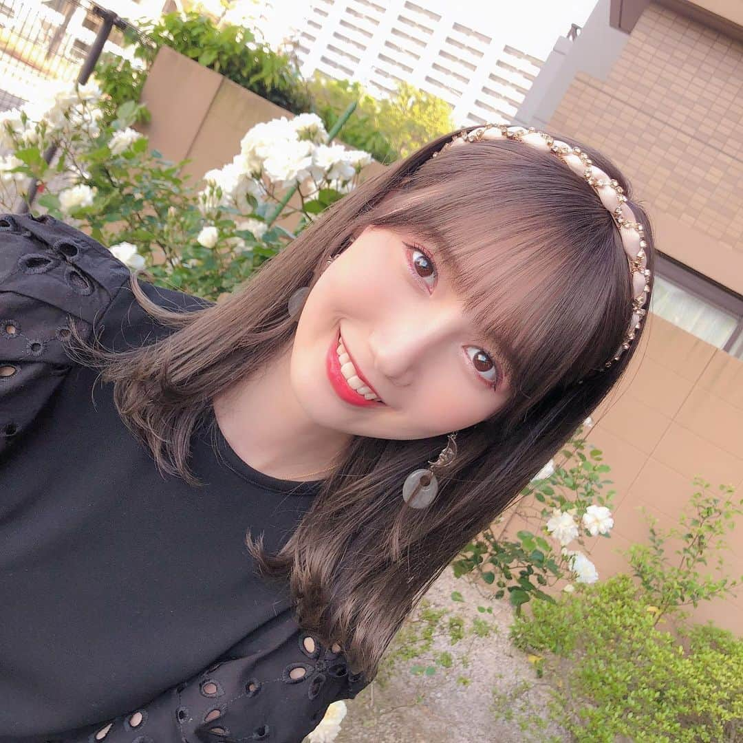 田中菜津美さんのインスタグラム写真 - (田中菜津美Instagram)「新しいカチューシャを ネットで買ったので早速付けてみた🥰 . お家の駐車場で盛れチャレンジ📸 . かわいい？💕 #ootd #fashion #私服 #カチューシャ #アクセサリー #coordinate #ヘアアクセサリー . . @chanonbabyboy さんに カラーしてもらったんだけどバチ可愛い🥺」5月8日 21時12分 - natsumitanaka_0810