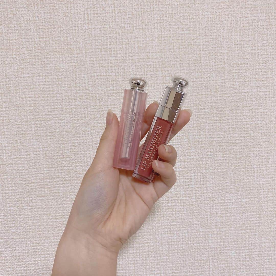 青木菜花のインスタグラム：「.﻿ .﻿ 卒業祝いにいとこからプレゼントしてもらった﻿ リップがお気に入りすぎて🤧💞﻿ ﻿ かわいいかわいい色もめちゃめちゃかわいい🥺﻿ ﻿ それにしても私の手のひら青すぎない？？笑﻿ こんなものかな、今まで全然気づかなかった😂😂﻿ .﻿ .﻿ #dior #diormakeup #ディオール #リップ #lip #メイク #メイクアップ #グロス #ピンクリップ #お気に入りコスメ #お気に入り #instagood #instalike #loveislove #l4l #lfl」