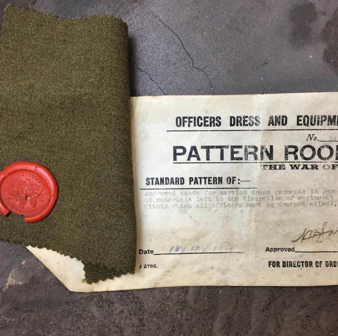 ギーブス&ホークスのインスタグラム：「An early Gieves ‘green standard’ seal for uniform green. In remembrance of the sacrifice made.  #veday75 #gievesandhawkes #green #seal #waxseal」