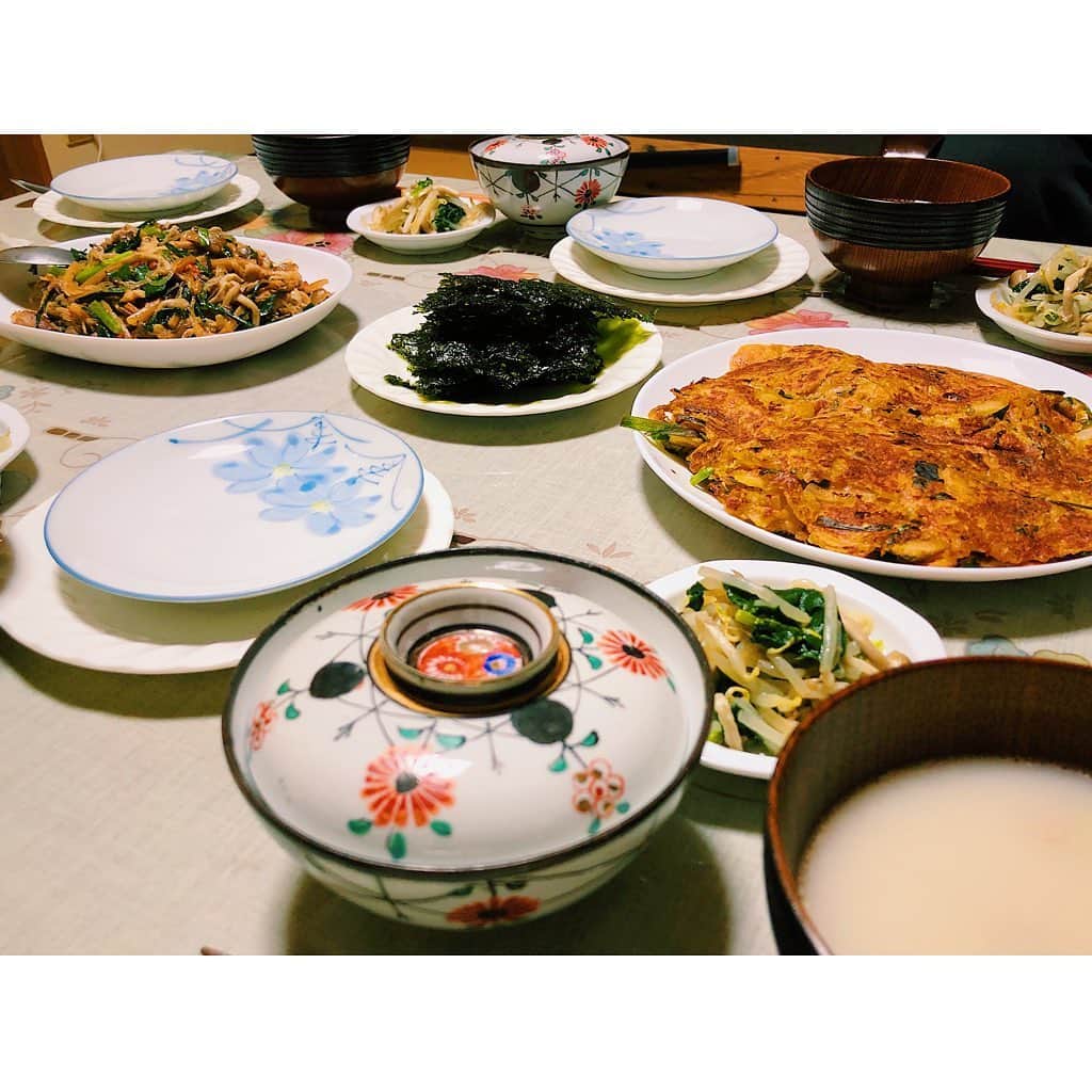水戸悠夏子さんのインスタグラム写真 - (水戸悠夏子Instagram)「実家でご飯。（皿やら盛り付けやら色々、もの凄い実家感） 妹がサクッと韓国料理（家庭的なやつ）を作ってくれました。オーストラリアに居た時、韓国人の友達から教えてもらったらしい。妹はお菓子作りがプロの腕なのでお菓子はよく食べさせて貰っていましたが、ご飯作って貰ったのは初めてかも。よく出来た妹〜、姉ちゃん鼻が高い。ご馳走様でした🙏  #実家ご飯#韓国料理#チヂミ」5月8日 21時24分 - mitoyukako