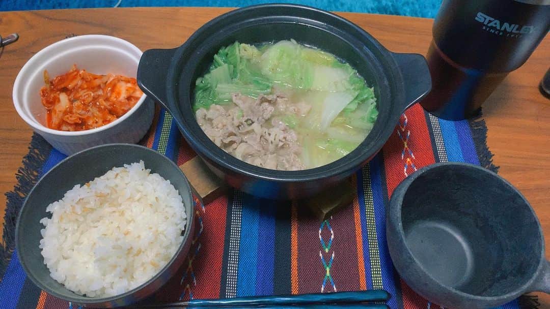 長田成哉のインスタグラム：「コムタンスープの素で作った白菜消費鍋。  #個人的な自炊の記録」