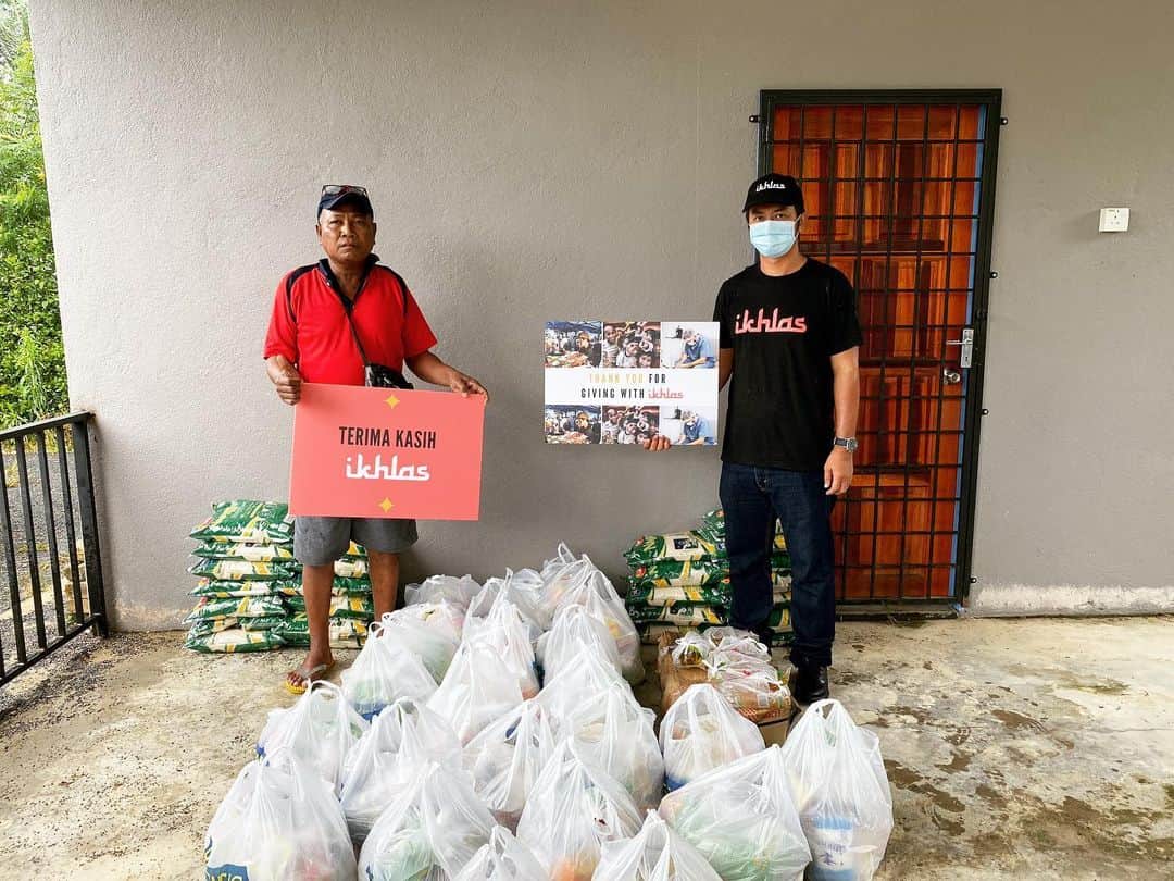 エアアジアのインスタグラム：「‘Give With Ikhlas’ donation fund conducted by IKHLAS to foster the spirit of giving during the month of Ramadan reaches over 1,700 Orang Asli families in #Pahang.  Check out their page @ikhlasdotcom to make a contribution today ‘cause we’re #InThisTogether! 🙏🏻❤️👨‍👩‍👧‍👦」