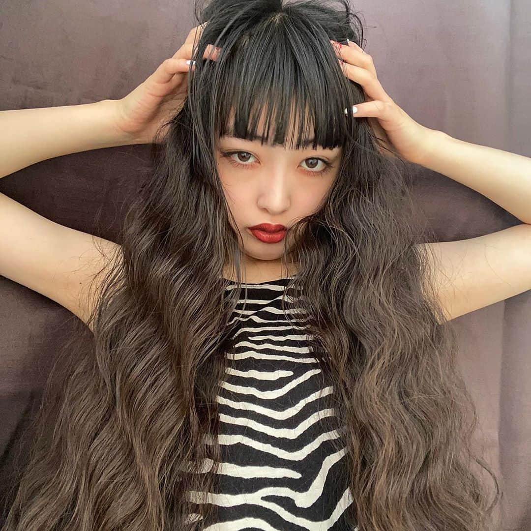 セナのインスタグラム：「💀❤️ . . . . . . . . . . . #黒髪 #黒髪ロング #ロングヘア #スーパーロング #前髪  #赤リップ #ぱっつん前髪 #マスカラ #みつあみ  #撮影 #streetfashion #三白眼 #サロモ #サロンモデル #古着  #ootd #ootdfashion #ストリートファッション #streetstyle #いいね返し #instagood #instalike  #前髪 #まつげ #ワイドバング #ootd4nylonjp #自撮り #selfie #streetphotography #90s #セナ」