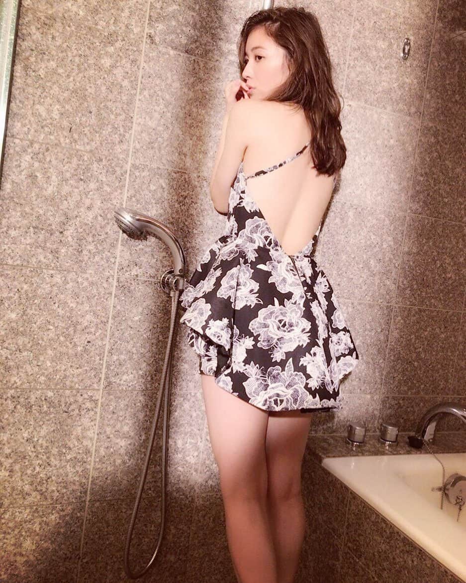 松井珠理奈さんのインスタグラム写真 - (松井珠理奈Instagram)「シャワー浴びなくちゃ❤️ #お風呂 #シャワー #バスタイム #bathtime #bathroom #昔の写真 #グラビア #背中」5月8日 21時30分 - jurinamatsui3
