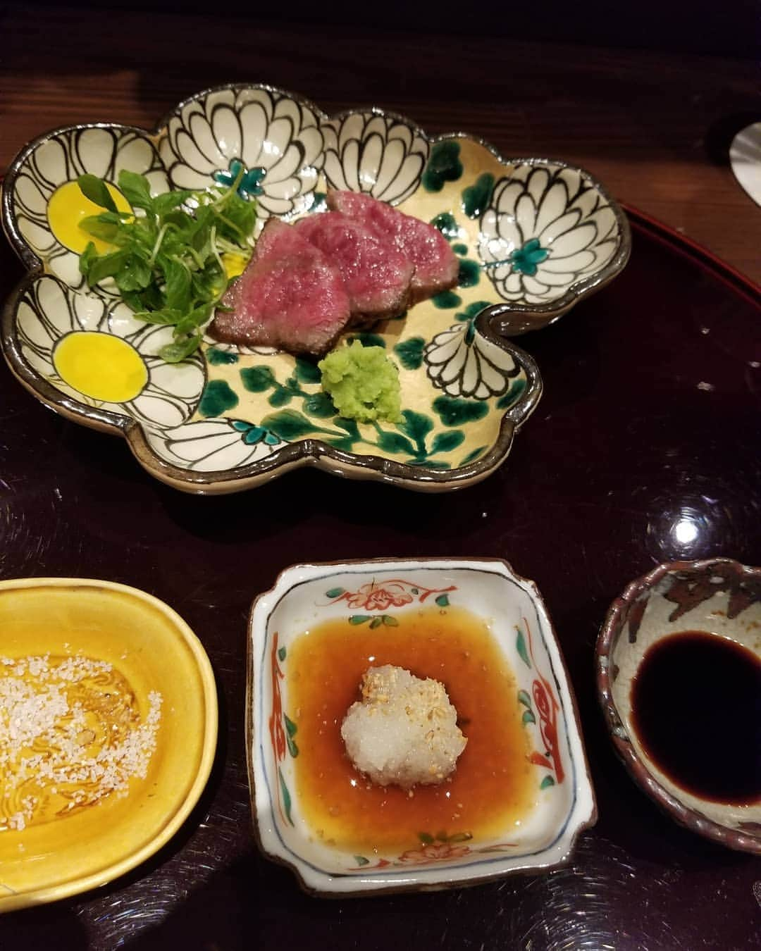 今堀恵理さんのインスタグラム写真 - (今堀恵理Instagram)「北新地の大好きなお店『肉割烹　山口』  トリュフ鍋が豪華過ぎて大好き  割烹、フレンチ、ワインバーなどで修行をつんだオーナーならではのジャンル 独自のお料理のコースを堪能できます 豪華食材が順番に出てきます  2度行きましたが、2回共に大満足😍😍 ワインのセレクトも好きなお店  まだ白トリュフと松茸のは食べれてないから食べたい  また行きたいな  今はテイクアウトで 花山椒鍋、トリュフ牛しゃぶ鍋【各　25000円】でお家で食べれるのが買えますよ❗かなりお得だと思います  #トリュフ鍋 #肉割烹山口 #北新地グルメ #肉懐石 #芦屋セレブ」5月8日 21時31分 - eriimahori