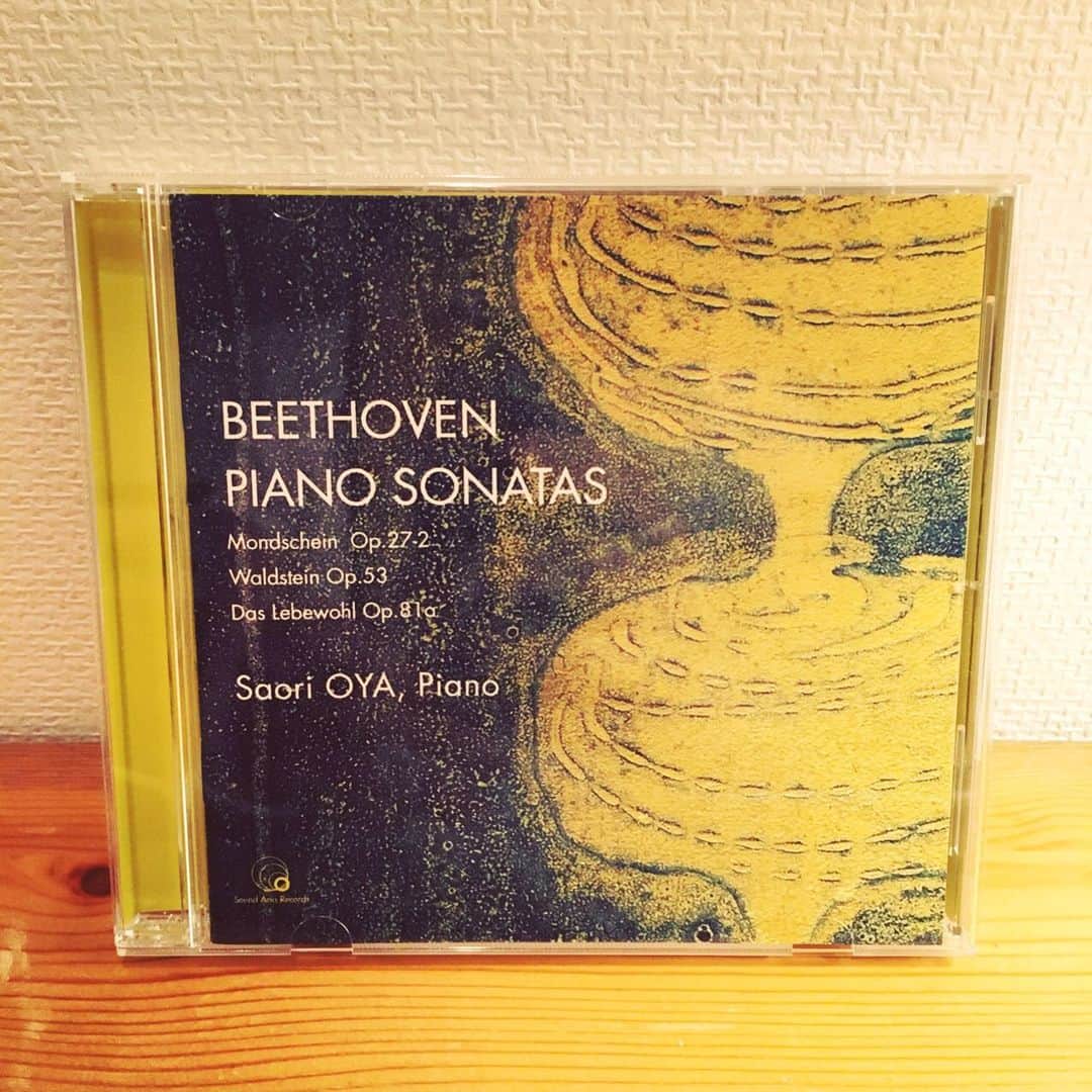 今村沙緒里のインスタグラム：「月光🌙 ピアニスト大宅さおりさんの 新しいCDが届きました♫ ベートーヴェン ピアノソナタ。 とても素敵なアルバム。 昨日の、満月の夜も聴いてました。 ジャケットは旦那さんの作品。 お互い刺激し合っていて、関係もステキ。 ・ さおりさんとは11年前(おそろしい！) "ジュリエット"という作品でご一緒しました。 あの"ロミオとジュリエット"です＊ デビューして間もなかった私を 作曲家の笠松泰洋さんが主役に抜擢してくれて。 みんな自由で若かった。大好きな作品です。 あの時のプレッシャーや出会いが 今のわたしに大きな影響を与えてる気がします。 クラシックって敷居が高いイメージだけど 何百年も受け継がれてるメロディーは 美しくて、心に、寄り添ってくれます＊ わたしの中ではクラシックとラップって似てて… これはわたしの感覚が変なのですが★ 手軽に、聴いてみてほしいです。 コロナが終息したら コンサート生で聴きたいな＊ ・ Beethoven Piano sonatas Piano OYA Saori. beautiful moonlight🌙 ・ #beethoven #piano #moonlight #beautiful #음악 #音楽 #月光 #ベートーヴェン #大宅さおりさん」