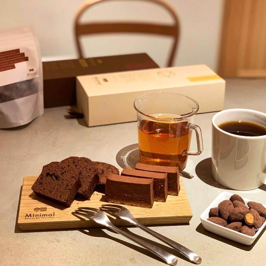 Minimal-BeantoBarChocolate-さんのインスタグラム写真 - (Minimal-BeantoBarChocolate-Instagram)「オンライン飲み会が流行ってますが、お気に入りのスイーツを集めた「 #オンラインお茶会 」も楽しそう！﻿ ﻿ そんなことを想像しながら、おすすめのMinimalスイーツを並べてみました☕️﻿ ﻿ #MinimalChocolate #MinimalBeanToBarChocolate #BeanToBar #BeanToBarChocolate #craftchocolate #tokyo  #chocolate #Minimal #ミニマルチョコレート #ミニマルビーントゥバーチョコレート #ビーントゥバー #板チョコ #クラフトチョコレート #シングルオリジン #富ヶ谷 #奥渋  #代々木上原  #銀座 #銀座カフェ #代々木上原カフェ #おうちカフェ #スイーツ部 #手土産 #お取り寄せ #お取り寄せスイーツ #テイクアウト #おうちチョコ #おうち時間 #母の日」5月8日 21時33分 - minimal_beantobarchocolate