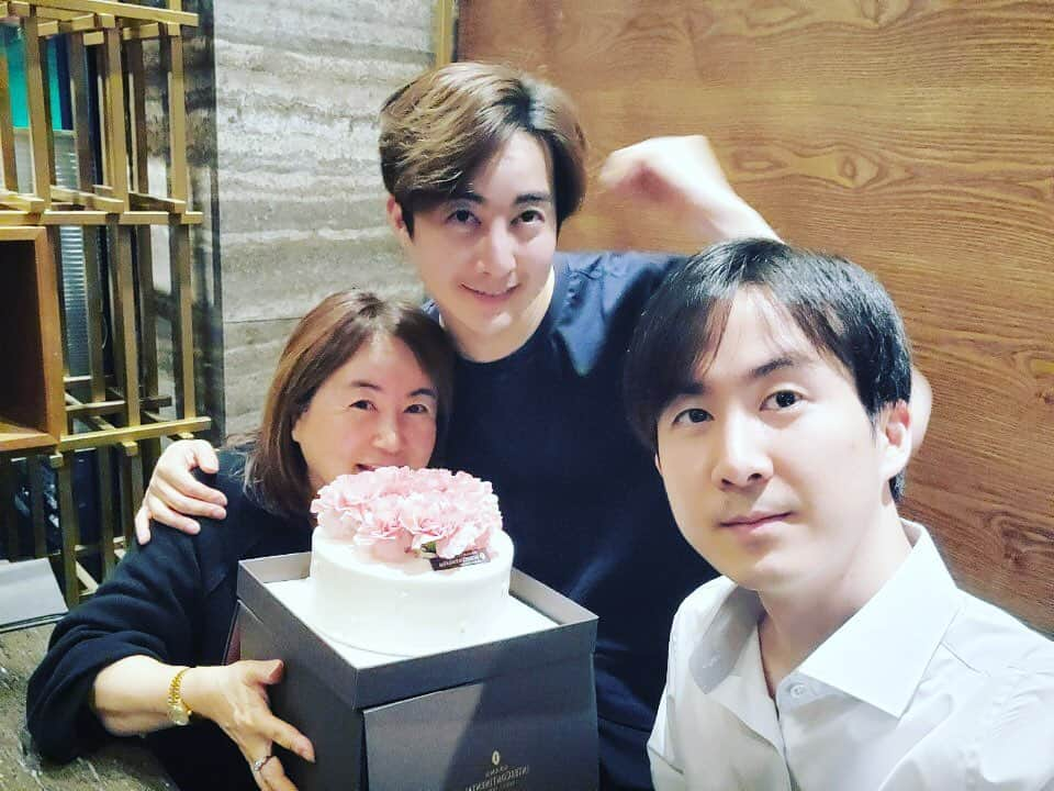 キム・ヒョンジュンさんのインスタグラム写真 - (キム・ヒョンジュンInstagram)「올해에도 어버이날을 함께할수 있음에 감사합니다 사랑합니다 #kimhyungjun #ヒョンジュン #金亨俊 #sdkb #juniq #juniqjapan」5月8日 21時38分 - hyungjunking