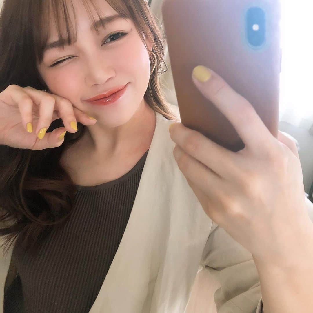 のインスタグラム：「最近はおうちの近くにお買い物行くにも、好きな春の服を着てオシャレしてます☺️🌸﻿ もうすぐ長袖が着れなくなっちゃいそうで・・・﻿ 大好きなジャケットも、腕の部分がふわっと広がってる長袖のブラウスも、、﻿ 春服たくさんゲットしたのになかなか着れてないのは悲しいなぁ(´；ω；｀)💭﻿ ﻿ 近々YouTubeで着たかった春コーデファッションショーさせてください🥺（笑）﻿ ﻿ ﻿ さ、金曜ロードSHOWのトイストーリーを観ながらまったりします😚🌷」