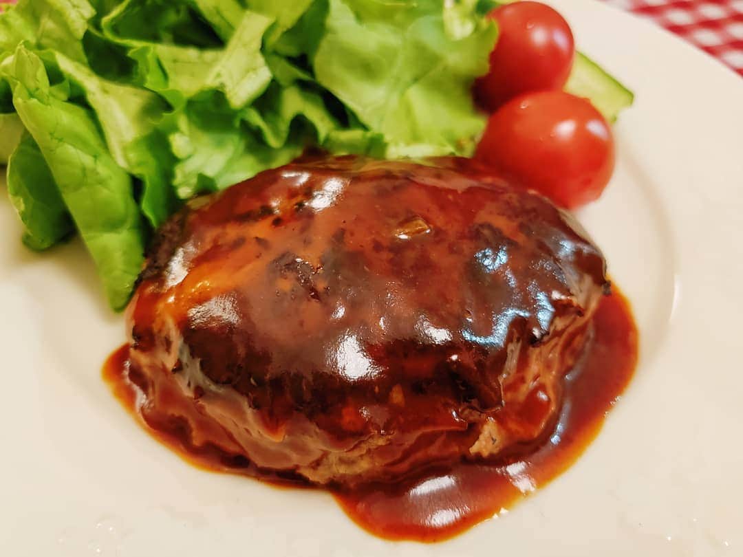 葉山いくみのインスタグラム：「今日の晩ごはんはハンバーグ～😋🍴💕 #おうちごはん」