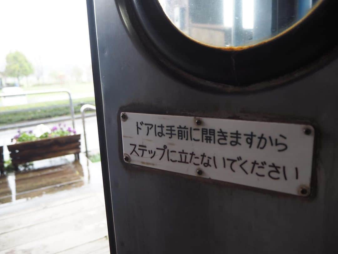 伊藤桃さんのインスタグラム写真 - (伊藤桃Instagram)「【#くま川鉄道 #ブルートレインたらぎ 】 #ブルートレイン への沢山のご反応ありがとうございます！^^* 皆様、乗られたり泊まられたりしたことが、ある方もおおいのですね。 うらやましい！ ブルートレインたらぎには、15形寝台列車も´`* コンパーメントカー✨ こちらでは同じ値段で個室にとまることができます。 開放寝台とはまた違う雰囲気！！ 開放寝台になれているからかな？ また少し違う雰囲気でした✨ だからこそ出会えて感動(❁´ω`❁) おもわずぱしゃぱしゃと·····📸 たくさん、たくさん現役時代にのりたかったなあ·····！ 9.10枚目: 真ん中の車両は共有スペース。 #国鉄時代 のポスターが貼られ、まるでタイムスリップしたよう(❁´ω`❁) 国鉄から、JRへ変わる時。 どんな景色がみえていたのだろう····· その当時を見ていた皆様はどんな景色がみえていましたか？(●︎´▽︎`●︎) 🚃 今度はぜひ、泊まりたいな🥰 多良木駅のれぽもふくめ、また明日に続く♡ ━━━━━━━━━━━━━━━ #国鉄時代の車両  #ブルートレイン  #ブルトレ #寝台特急  #寝台特急はやぶさ  #国鉄型車両」5月8日 21時58分 - itomomo_tetsu