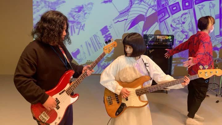 岸井ゆきののインスタグラム：「ドラマ『浦安鉄筋家族』オープニング曲でもある "サンボマスター"『忘れないで　忘れないで』 のミュージックビデオショートバージョンが公開されました！ 大沢木家全員出演しています。  撮影時にはサンボマスターの近藤さんに どうしたら弾いてるように見えるかレクチャーしていただきました！ 123〜123〜のリズムで押さえるところを変えると、弾いてるっぽく見える、と教えてもらった瞬間の動画です。 123なら私にも数えられる！と喜んでます。 二枚目は、ンッバーン！🎸のタイミングと、左手をスライドさせる練習。 難易度★★★★★. 家族パートを撮っているときは、カメラ前でサンボマスターの皆さんが拍をとって応援してくださっていました。😭🙇🏻‍♂️ なんて心強い。 音楽の力と、みなさんの優しさと温かさでわたしたちの熱が上がっていくのも感じました。  サンボマスターの皆さんが撮影しているときは スタッフも含めみんなでパフォーマンスを見せていただきライブのように盛り上がってとても楽しかったです。 貴重な体験でした…✨ 今夜は5話目の放送です。 ミュージックビデオもドラマもぜひお時間ある時に観てくださいね。 📺5発目、0：１２〜📺テレビ東京です！📺 よろしくお願いします☺️🐊 #浦安鉄筋家族 #サンボマスター #忘れないで忘れないで」