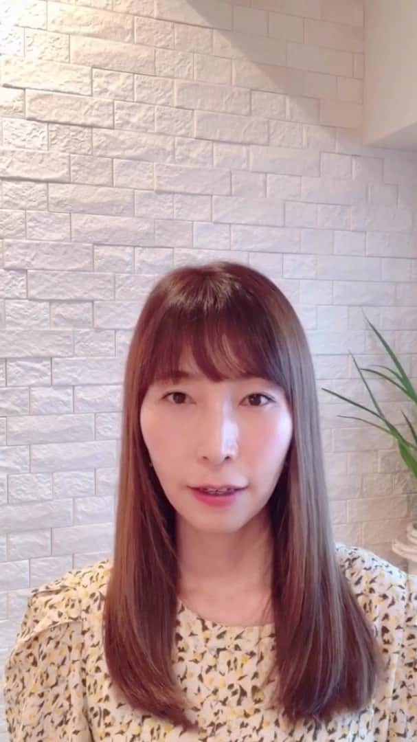 高橋里帆のインスタグラム：「初めての動画なので、突っ込みどころがたくさんあるかもですが、優しい目でご覧ください💦 画像が荒いの次回から改善します💦 これからゆっくりとアップして行きますので、次回もお楽しみに〜✨ #お悩み#動画#オススメ#毛穴#高橋里帆#ヘアーメイク#コスメ#化粧品」