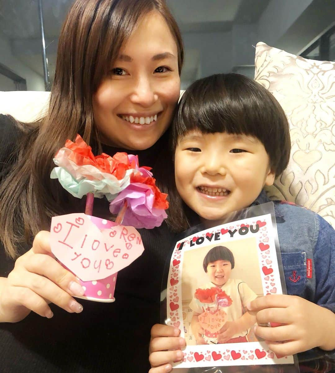 岡本雅世さんのインスタグラム写真 - (岡本雅世Instagram)「Happy mothers DAY🌹 スクールで作ってきてくれた❤️ ・ メッセージも上手に書けるようになっててびっくり✨ ・ #happymothersday #sweetboy #mommylife #母の日プレゼント #craft #mommyandson #happylife #4yearsold #ピア王子」5月8日 22時07分 - masayo_okamoto