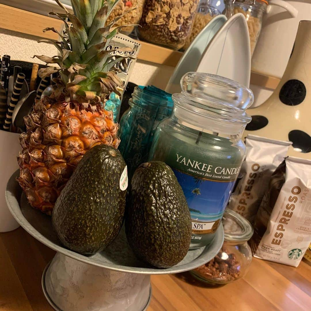 NANAさんのインスタグラム写真 - (NANAInstagram)「お疲れ金曜日🤓 ☆ パイナップル🍍とか本当に夏がすぐだね😆今年は春を全然楽しめなかったから来年はお花見とか沢山春を満喫したい😊 ☆ ネットでやっとスタバのコーヒーゲットしたのに豆の状態だった。。🤦🏽‍♀️やっぱりポンコツだなぁと思ったわ😩 ☆ ☆ 沢山DMやコメントでカレーの作り方を聞かれたんだけど、ぶっちゃけ市販のルーを使ってるし、たいしたレシピじゃないんだけどポイントを🤓☝️ ☆ 具はいつもだいたいじゃがいも大きめ、ニンジン少なめ、玉ねぎ多め、市販の炒め玉ねぎ1袋、市販のルー2種類！←これは絶対☝️ルーを2種類使った方が絶対美味しい👌 ☆ あと多めの玉ねぎ炒める時にバターで炒める。お肉は牛でも豚でも挽き肉でもOK！ ☆ ポイントはこんなもんかな！あとは至って普通に作るだけだよ😊👍 ☆ 肉うどんも聞かれたんだけど、YouTubeでやれるように進めてるのでしばしお待ちください🙏🏻💕⤴︎ ☆ ☆ 最近は本気でダイエット頑張ってるひなせはいつも別メニューにマルコと母ちゃんご飯😅頭グルグル😬スーパーにメモして行ってるのに買い忘れがある🤦🏽‍♀️本当にポンコツ😂 ☆ ☆ とりあえず毎日毎日早朝から頑張ってるひなせを全力でサポートしたいと思います🥰 ☆ 日笑って毎日キラキラ笑顔で笑って過ごせますようにってつけた名前なんだけど、本当に辛い時も苦しい時も弱音を吐かないで笑顔でいる努力をしている姿に母ちゃん胸がいっぱいになるよ🥺 ☆ 私のフォロワーさんも日笑の応援をして下さってる方が沢山いてくれて本当に本当に感謝です🙇⤵︎親子共々いつも本当にありがとうございます！ ☆ ☆ #感謝の気持ちを忘れずに  #努力って素晴らしい #悔しい気持ちをバネにして  #頑張れ娘 #夏はすぐそこ #備忘録 #娘の成長 #言い訳しないとこ #好きよ #自分らしく #大丈夫」5月8日 22時07分 - nana1977hs