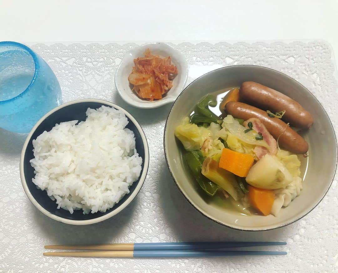 宇都宮まきさんのインスタグラム写真 - (宇都宮まきInstagram)「冷蔵庫にある野菜🥬くたびれる前に 全部入れてまえチャレンジ大成功だょ🥰 キムチは❣️飛び上がるぐらい酸っぱかった＼(^o^)／ カラダにご褒美だネ🥳🎉 ハッピー😘 バィバーイ🥰🥰🥰」5月8日 22時04分 - utsunomiyamaki