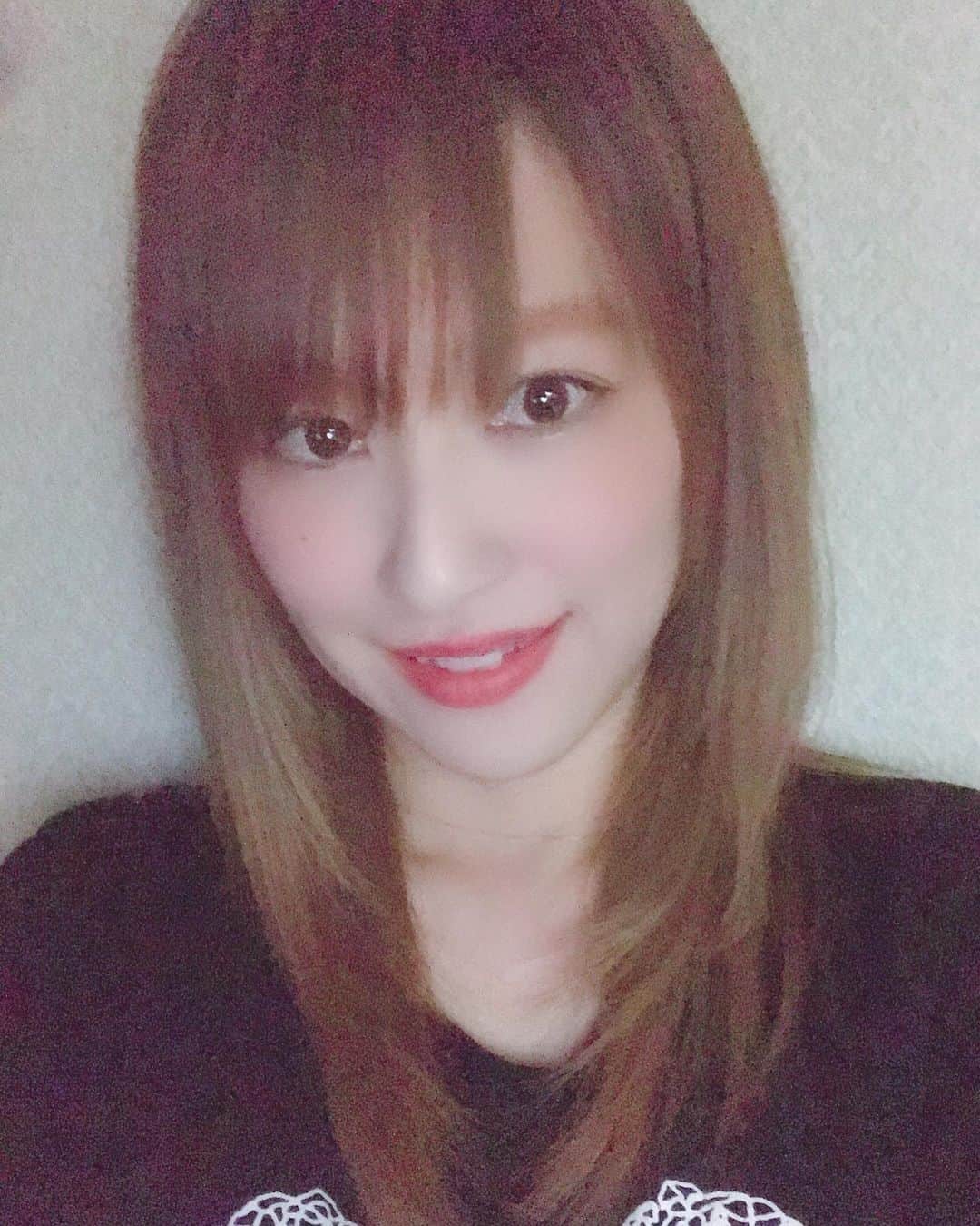のインスタグラム：「暗めな場所で撮ってみたやつ、 ちゃんと写ってんのかな？ と思ったら ちゃんと写ってました。 なんなら めちゃ加工してるぽく写ってたわ。笑 そして面長〜 おデコ広いのよ 🥴  #今日も1日お疲れ様でした #ありがとう #enjoyhome」