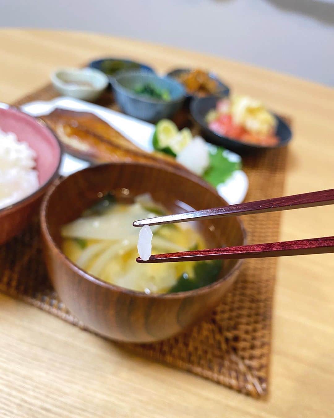 坂元美香さんのインスタグラム写真 - (坂元美香Instagram)「今日のおうちごはんは、 鯖の塩焼き定食。 . #鯖の塩干し  #晒し玉葱いっぱいのトマトサラダ #ほうれん草のナムル #きんぴらごぼう #茎わかめの炒め煮 #いか三升漬 #玉葱とワカメのお味噌汁 . 鯖を若干焦がしてしまい、反対の面を向いてます😛鯖が美味しくて美味しくて美味しすぎてお取り寄せリピ決定です。大好きなすだちと大根おろしだけで日本人で良かったと思ってしまう😚（大袈裟） . そして今日から新しいお箸を下ろしました。先が極細のお箸。お米一粒も綺麗につまめるし小骨の多いお魚とか和食に向いてる☺️ . . #坂元家の晩ご飯 #坂元定食  #おうちごはん #おふくろの味  #毎日のご飯は豪華でなくていいから全て手作りでありたい #手作りごはん #いつものんきなたぬきくんがいる #おしゃれじゃなくてもいいんです #徳造丸 #箸作屋 #坂元ごはん」5月8日 22時16分 - mika_saka
