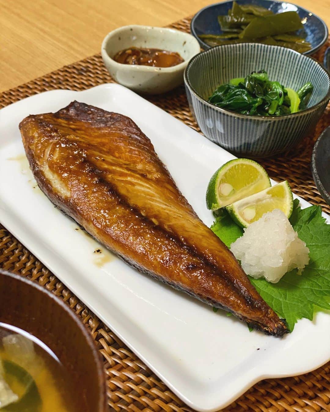坂元美香さんのインスタグラム写真 - (坂元美香Instagram)「今日のおうちごはんは、 鯖の塩焼き定食。 . #鯖の塩干し  #晒し玉葱いっぱいのトマトサラダ #ほうれん草のナムル #きんぴらごぼう #茎わかめの炒め煮 #いか三升漬 #玉葱とワカメのお味噌汁 . 鯖を若干焦がしてしまい、反対の面を向いてます😛鯖が美味しくて美味しくて美味しすぎてお取り寄せリピ決定です。大好きなすだちと大根おろしだけで日本人で良かったと思ってしまう😚（大袈裟） . そして今日から新しいお箸を下ろしました。先が極細のお箸。お米一粒も綺麗につまめるし小骨の多いお魚とか和食に向いてる☺️ . . #坂元家の晩ご飯 #坂元定食  #おうちごはん #おふくろの味  #毎日のご飯は豪華でなくていいから全て手作りでありたい #手作りごはん #いつものんきなたぬきくんがいる #おしゃれじゃなくてもいいんです #徳造丸 #箸作屋 #坂元ごはん」5月8日 22時16分 - mika_saka